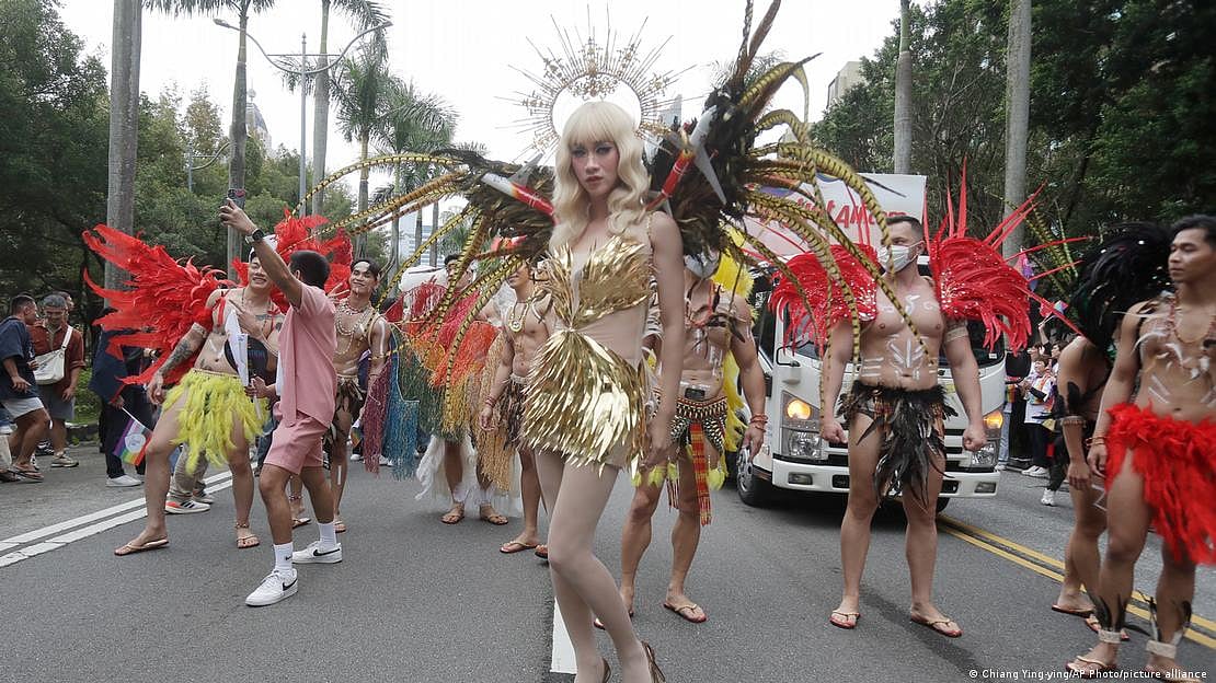 Drag queens and go-go dancers joined in the celebration (photo: DW)