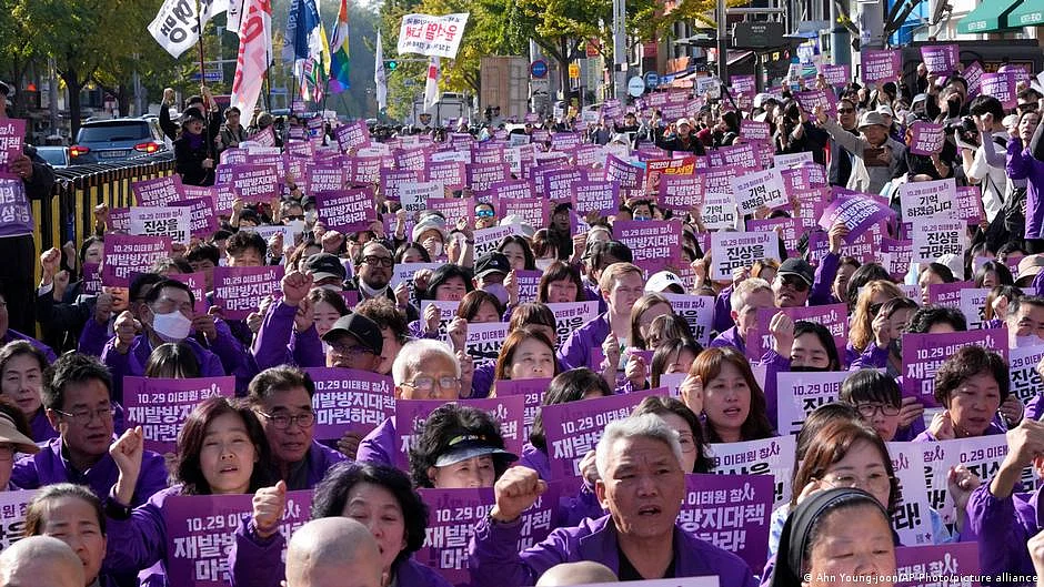 Thousands of people turned up to commemorate the victims and demand government accountability (photo: DW)