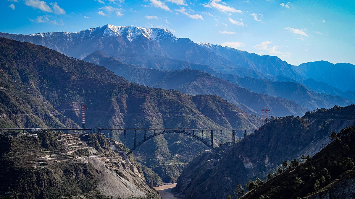 A view of newly constructed Chenab Bridge, World's highest Rail arch bridge of Indian Railways on Udampur- Srinagar-Baramulla-Rail link project (Photo: Getty Images)