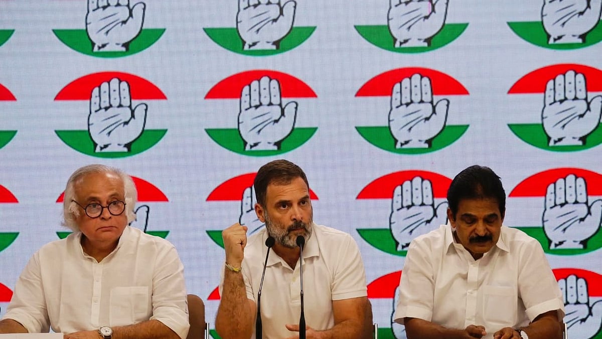 Congress leader Rahul Gandhi (centre) at a press conference in Delhi (photo: Vipin/ National Herald)