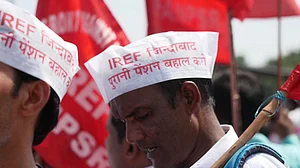 Demanding Old Pension Scheme back, lakhs of people from 20 states protest