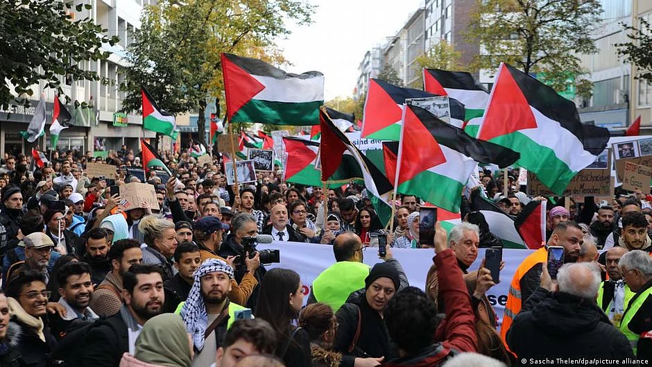 Authorities say as many as 7,000 people turned out in support of Palestinians in Düsseldorf, Germany (photo: DW)