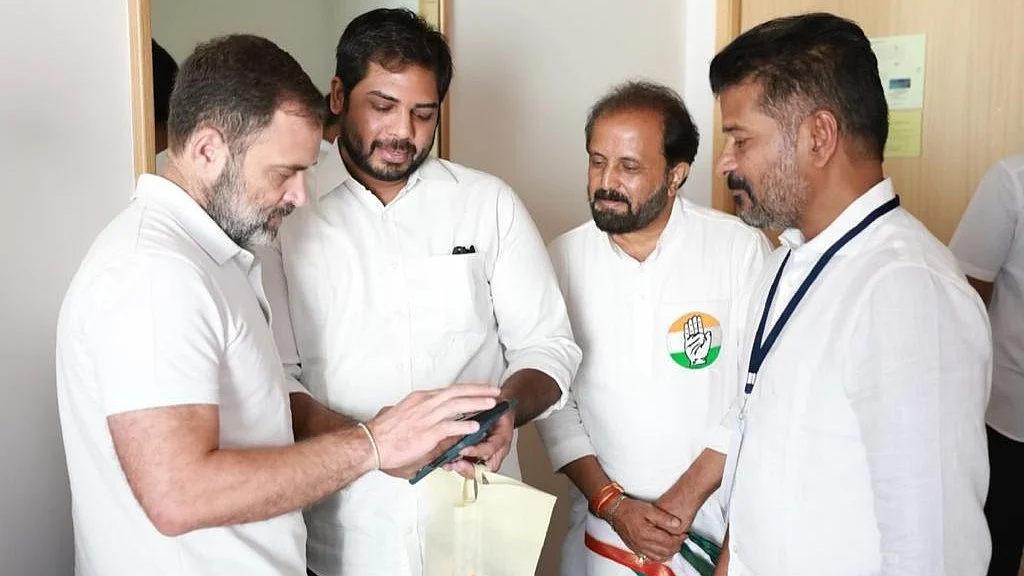 Congress will fulfil aspirations that led to Telangana's formation, says Rahul Gandhi, pictured far left with Congress workers (photo: National Herald archives)