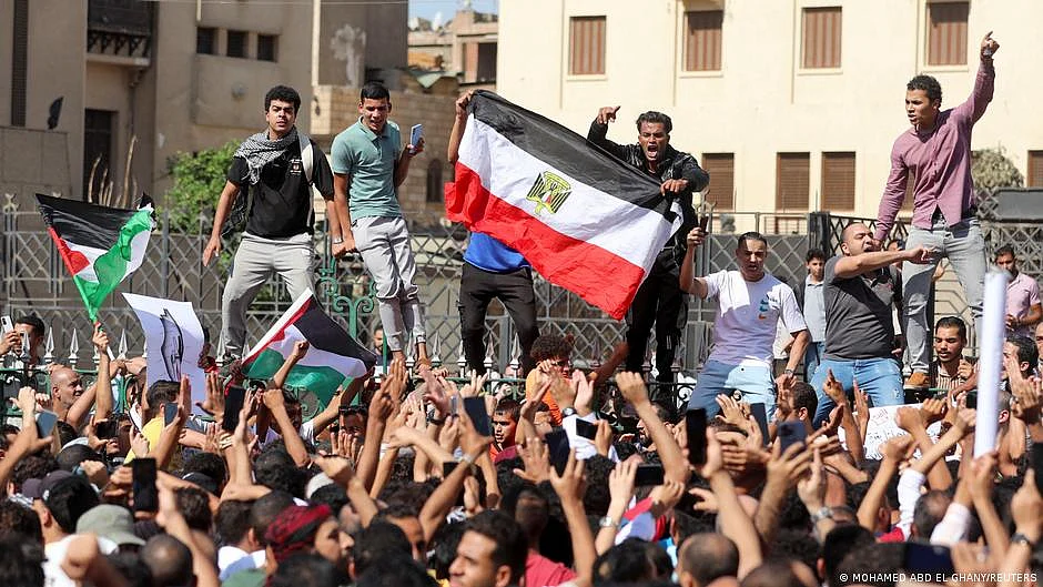 A demonstration with Palestinian flags in neighbouring Egypt, which has a political tightrope to walk (photo: DW)