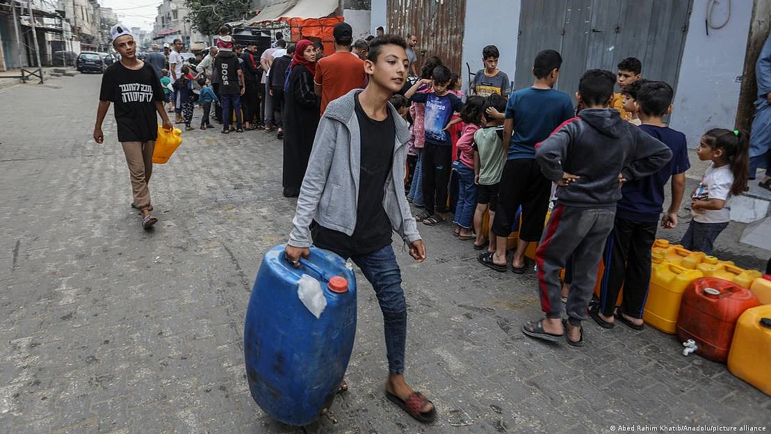 Israeli-operated water lines are limited, and desalination plants are at 7% capacity of the pre-crisis capacity in Gaza. (photo: DW)