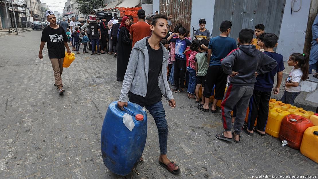 Israeli-operated water lines are limited, and desalination plants are at 7% capacity of the pre-crisis capacity in Gaza. (photo: DW)