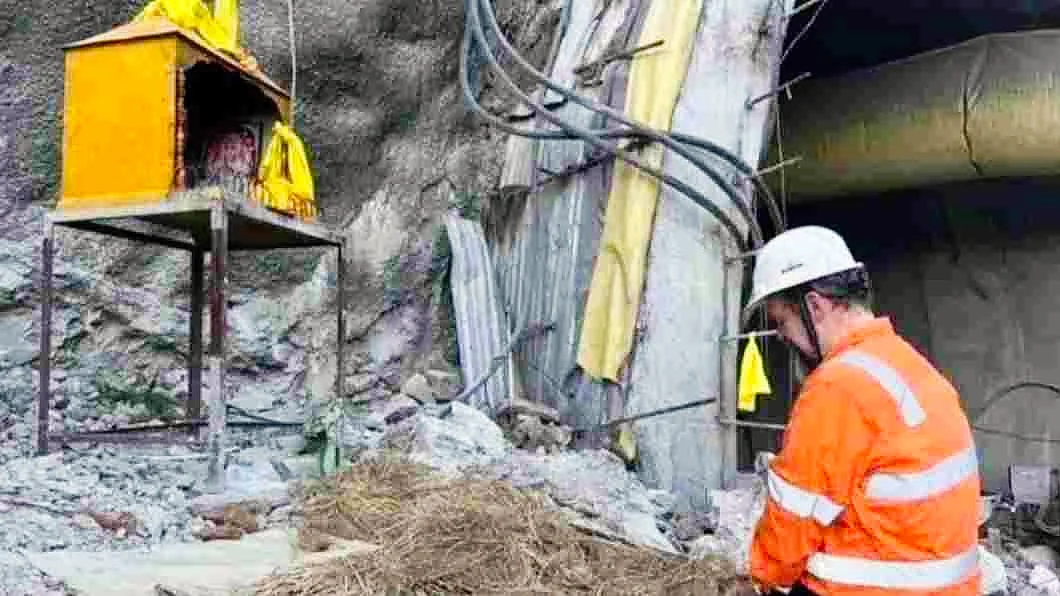Screengrab of Arnold Dix praying at the makeshift shrine next to the Silkyara tunnel