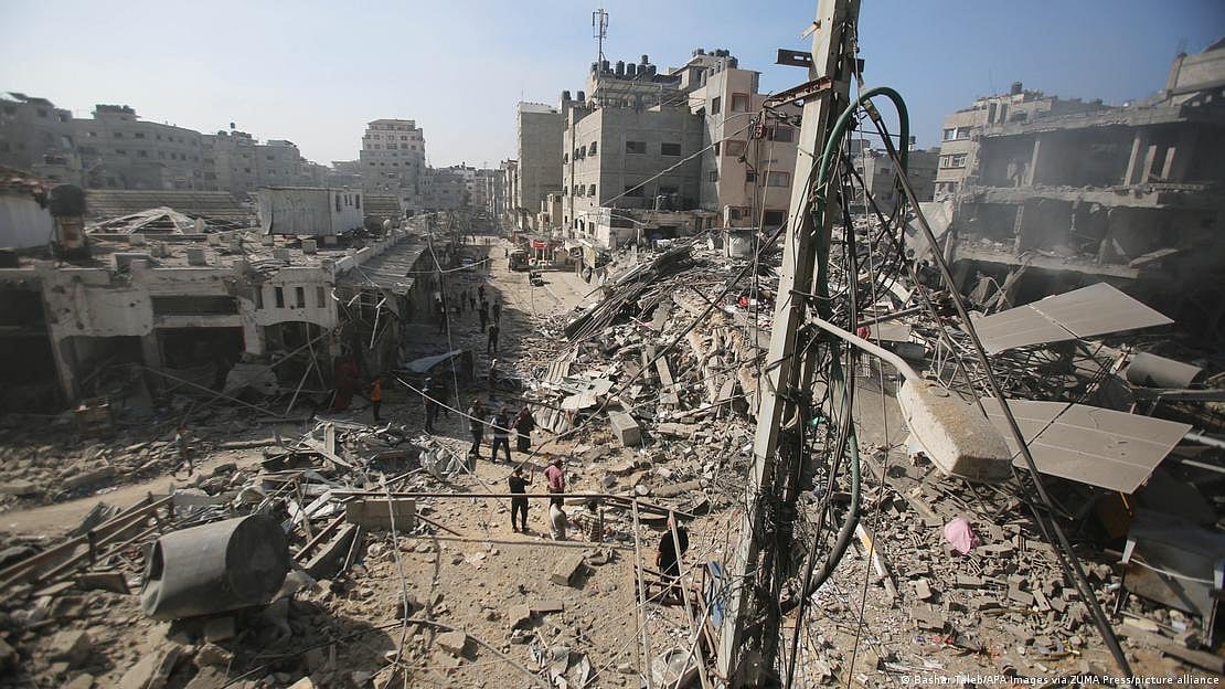 Israeli airstrikes on the Shati refugee camp in Gaza City on November 6 left widespread destruction (photo: DW)
