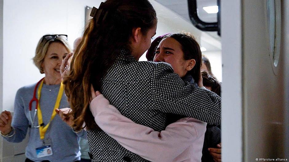 Representative image of Israeli hostages held by Hamas coming home to loved ones. Qatar, which is playing mediator, says more hostages to be released today (photo: DW)