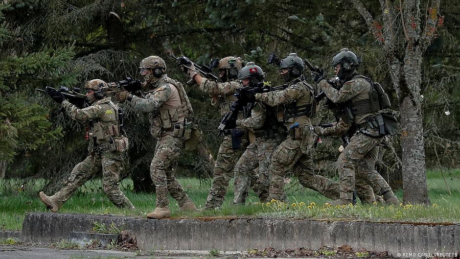 Representative image of soldiers in a training exercise on a rainy day (photo: DW)
