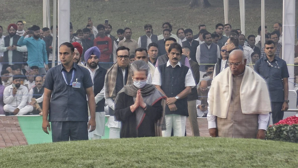 Mrs Sonia Gandhi, Congress chief Mallikarjun Kharge and other party leaders pay tributes to Jawaharlal Nehru at Shanti Van, Delhi, on Tuesday, 14 Nov. (Photos: Vipin)