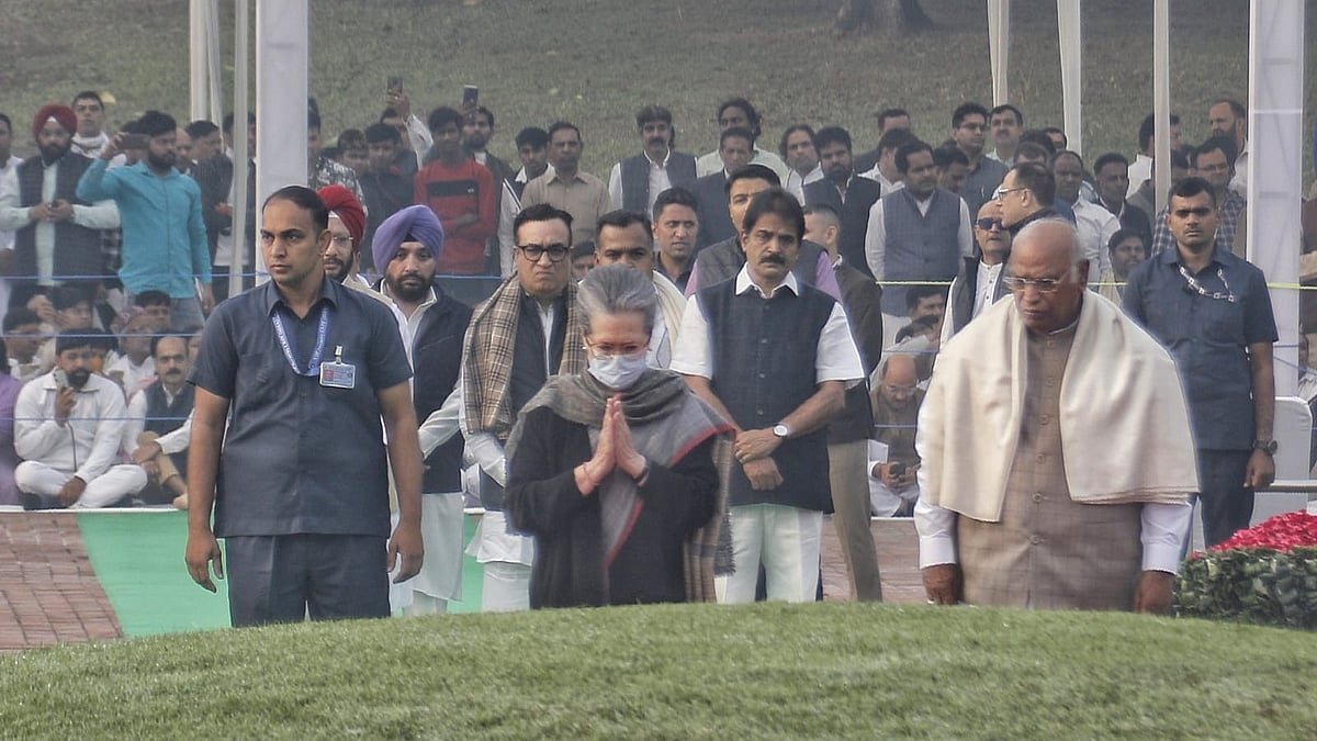 Mrs Sonia Gandhi, Congress chief Mallikarjun Kharge and other party leaders pay tributes to Jawaharlal Nehru at Shanti Van, Delhi, on Tuesday, 14 Nov. (Photos: Vipin) 