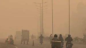Rising pollution levels prompt Maharashtra to issue outdoor activity warnings in major cities.
(photo: IANS)