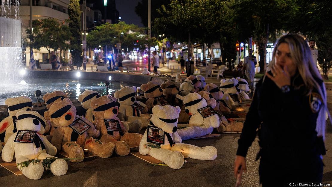 Soft teddy bears have been displayed in Tel Aviv to highlight the plight of young children taken captive in Gaza by Hamas (photo: DW)