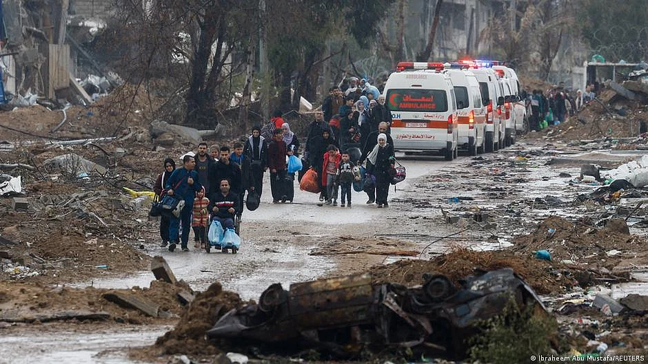 Ambulances and trucks carrying aid were ready to move into northern Gaza, the United Nations' relief agency UNRWA said. (photo: DW)