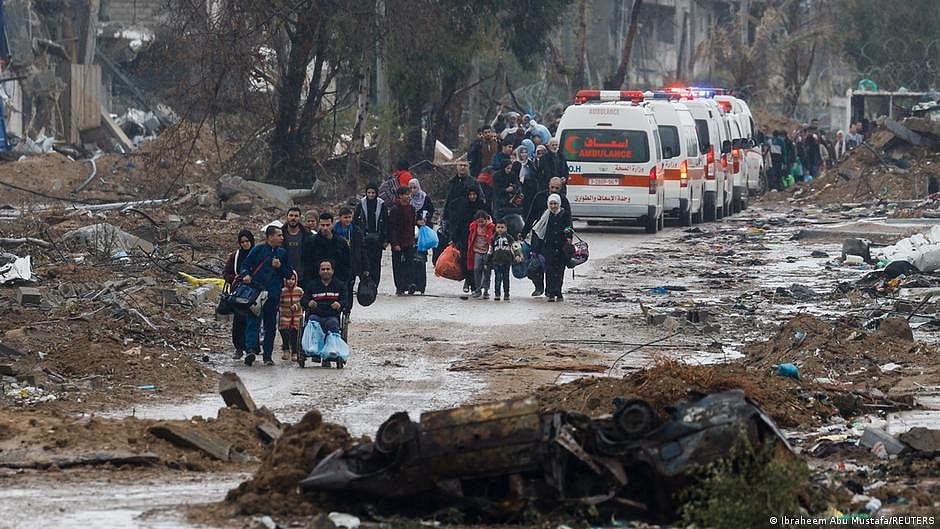 Ambulances and trucks carrying aid were ready to move into northern Gaza, the United Nations' relief agency UNRWA said. (photo: DW)