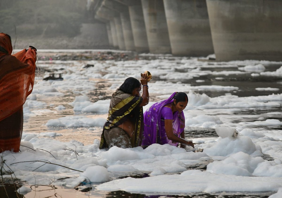 Women offer puja during Chhat at Yamuna in Delhi (photos: Vipin) 