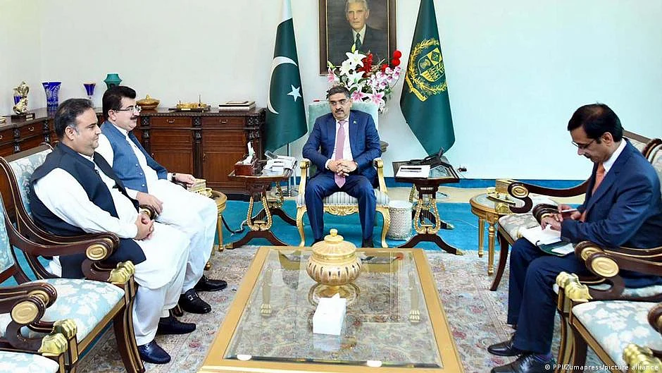 A further delay in elections could make Prime Minister Kakar's government even more unpopular, analysts say. (photo: DW)