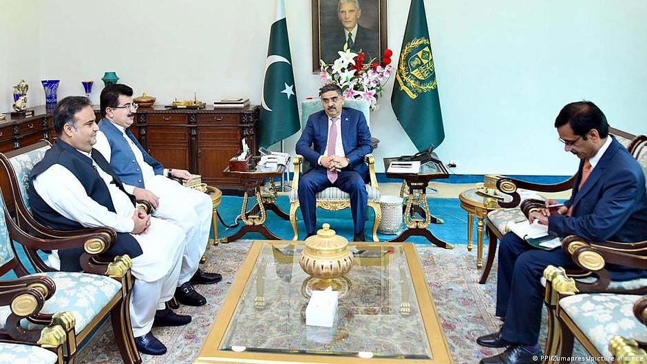 A further delay in elections could make Prime Minister Kakar's government even more unpopular, analysts say. (photo: DW)