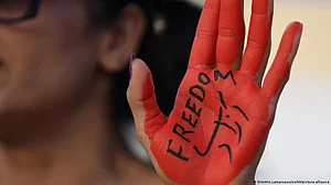 Iran: No headscarf, no job for protesting actresses