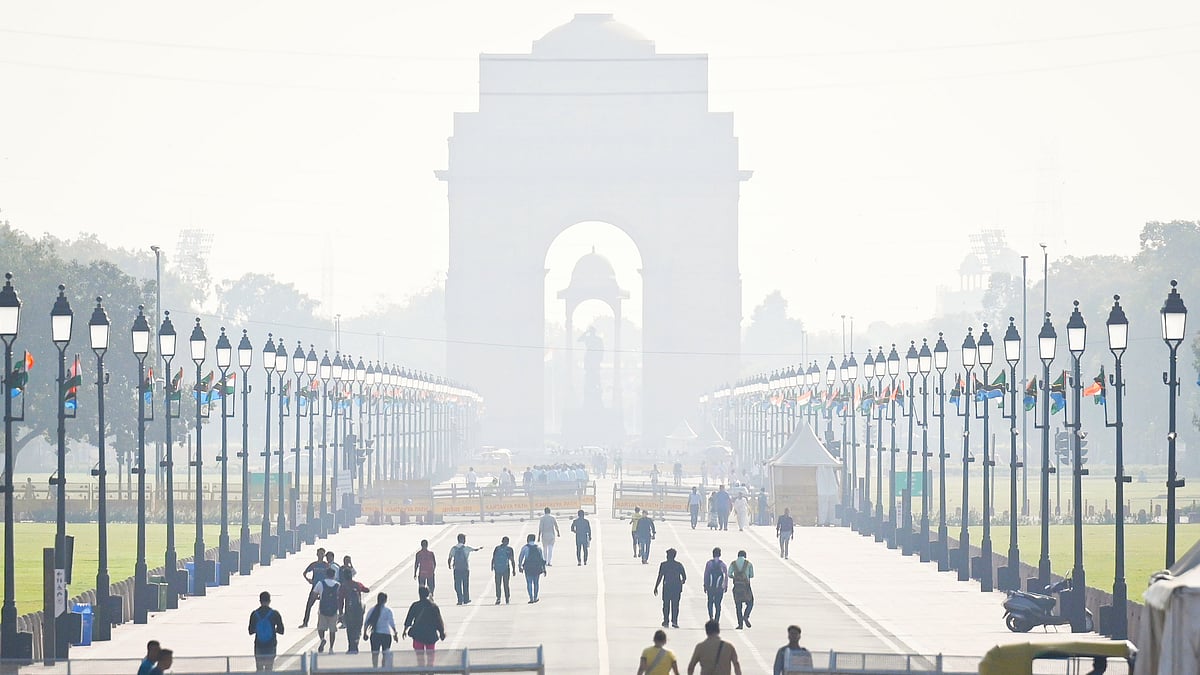 Smog engulfs Kartavya Path near India Gate in New Delhi, boosted by increasing farm fires in neighbouring states (photo: Getty Images)