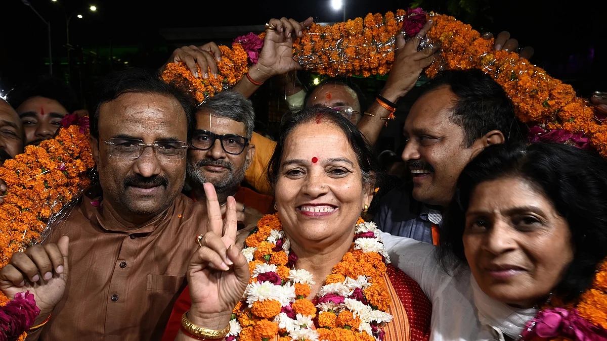 Even a 'special' garland such as this giant wreathing Lucknow mayor Shushma Kharkwal, held up by BJP workers here, has a price limit of Rs 175. Yet political candidacy is prohibitively expensive! (photo: Deepak Gupta/Hindustan Times via Getty Images)