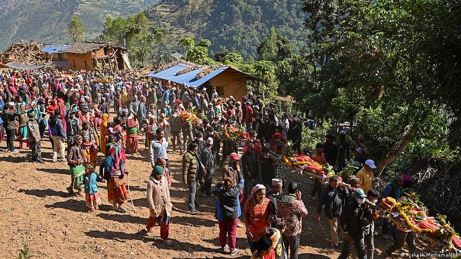 Nepal: Villagers cremate victims of devastating earthquake