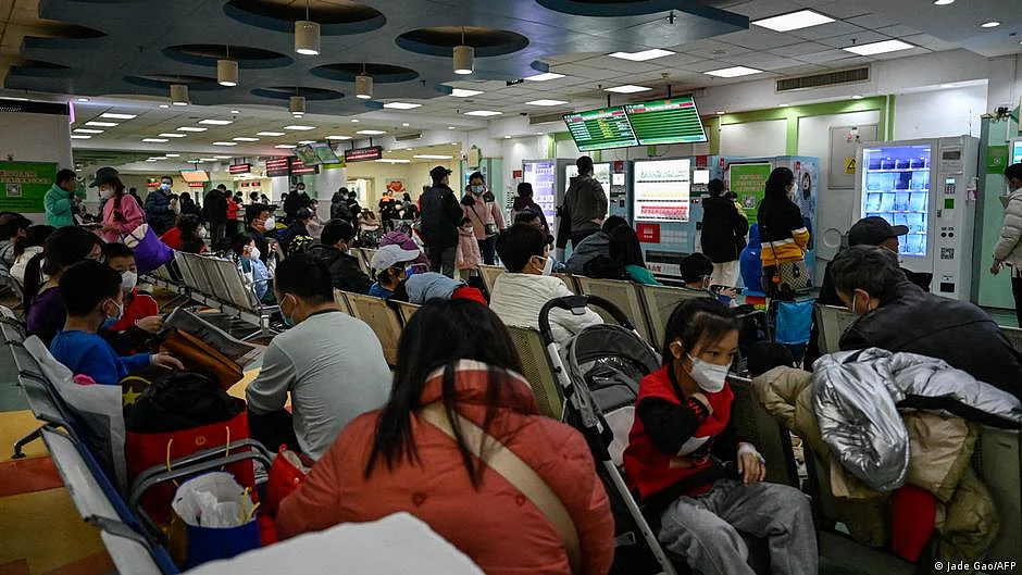 In recent days, many hospital waiting rooms in parts of China have been full of worried parents waiting hours or even days in long lines to see a doctor. (photo: DW)