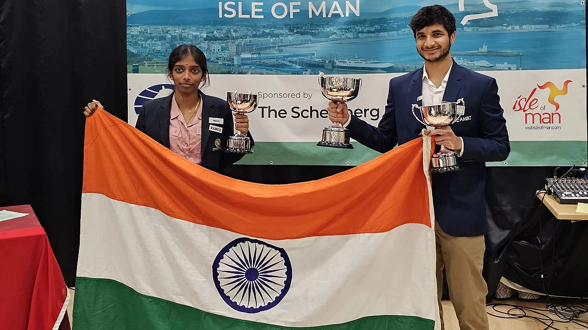 Vidit Gujrathi and R. Vaishali with the flag of India at the closing ceremony of the FIDE Grand Swiss 2023. (photo: @ChessbaseIndia/X)