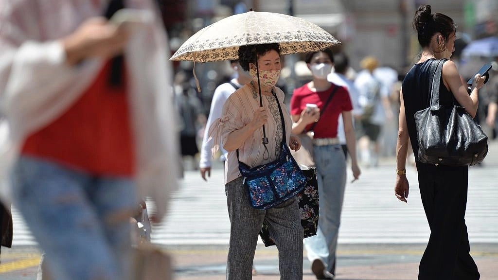 Representative image of a pedestrian protecting herself from the sun (Photo: David Mareuil/Anadolu Agency via Getty Images)
