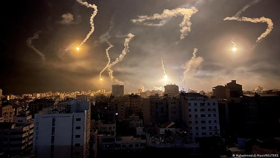 Airstrike central: Missiles light up the sky above a darkened city at night during the Israel–Palestine conflict (photo: DW) 