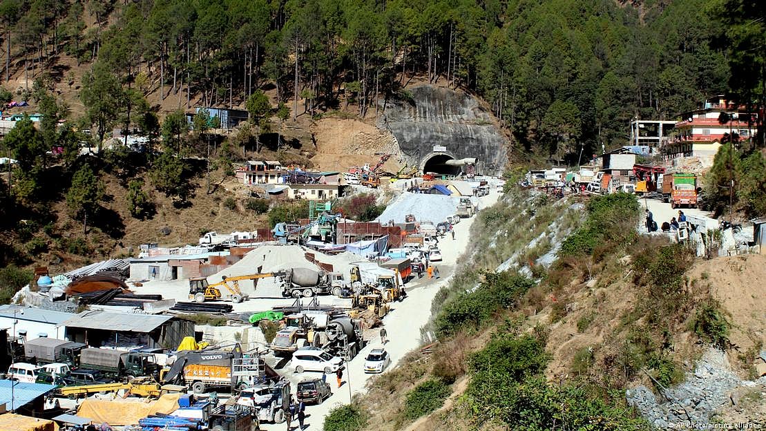 Auger machine issues may prolong the rescue by several weeks (Photo: DW)