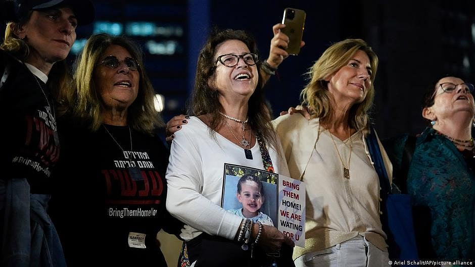Israelis on Friday cheered and felt relief after Hamas released the first group of hostages under a truce deal. (photo: DW)