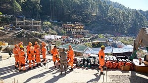 Uttarakhand tunnel: Rescuers consider manual drilling