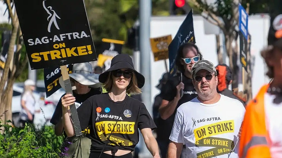 Hollywood actors reach deal with studios to end strike