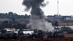 Lebanese military sources report Israeli artillery fired more than 600 shells at many villages across southern Lebanon  (photo: IANS)