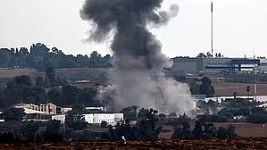 Lebanese military sources report Israeli artillery fired more than 600 shells at many villages across southern Lebanon (photo: IANS)