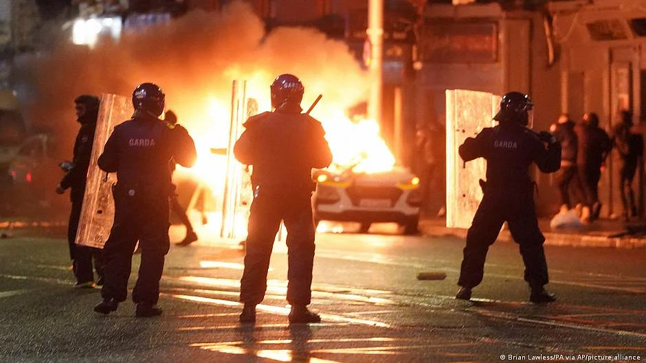 Police blamed misinformation and far-right hooligans for riots that have consumed Parnell Square in the hours since several people were injured in a suspected knife attack. (photo: DW)