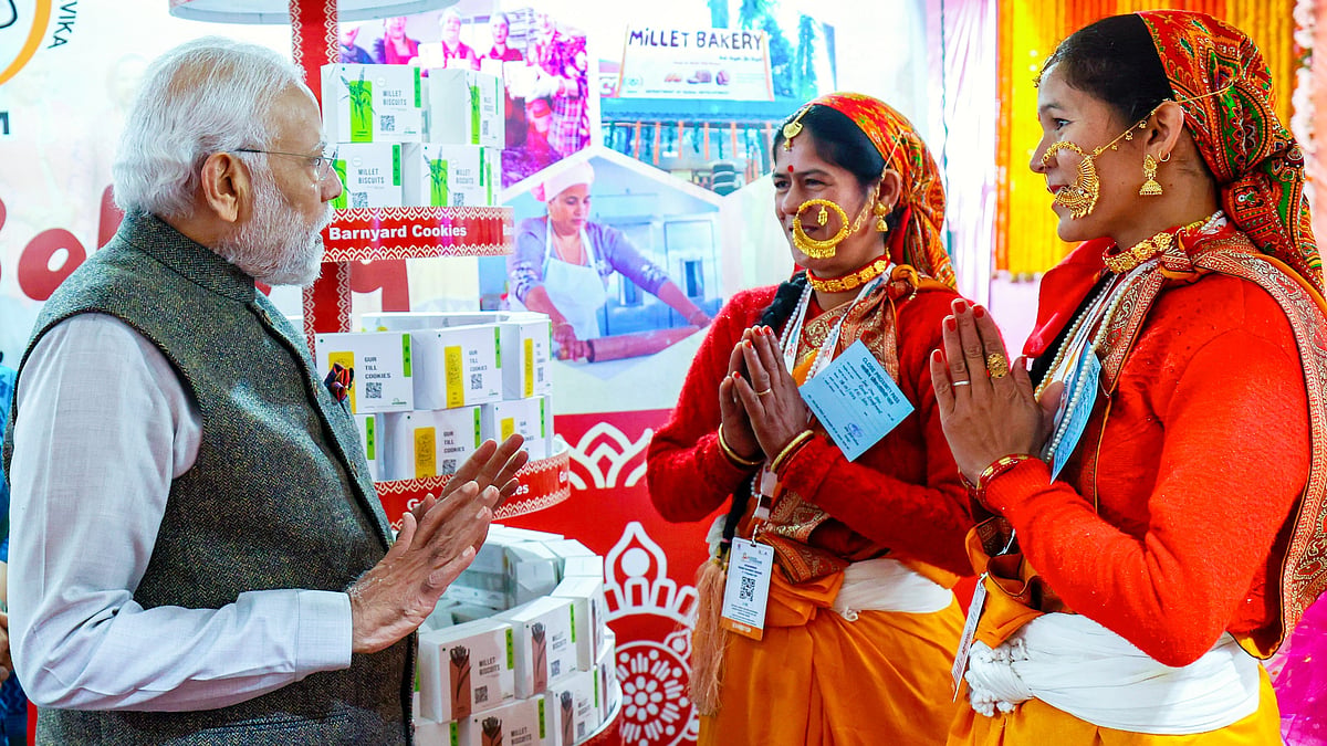 PM Modi being greeted at the global investors' summit in Dehradun (photo: @narendramodi/X)