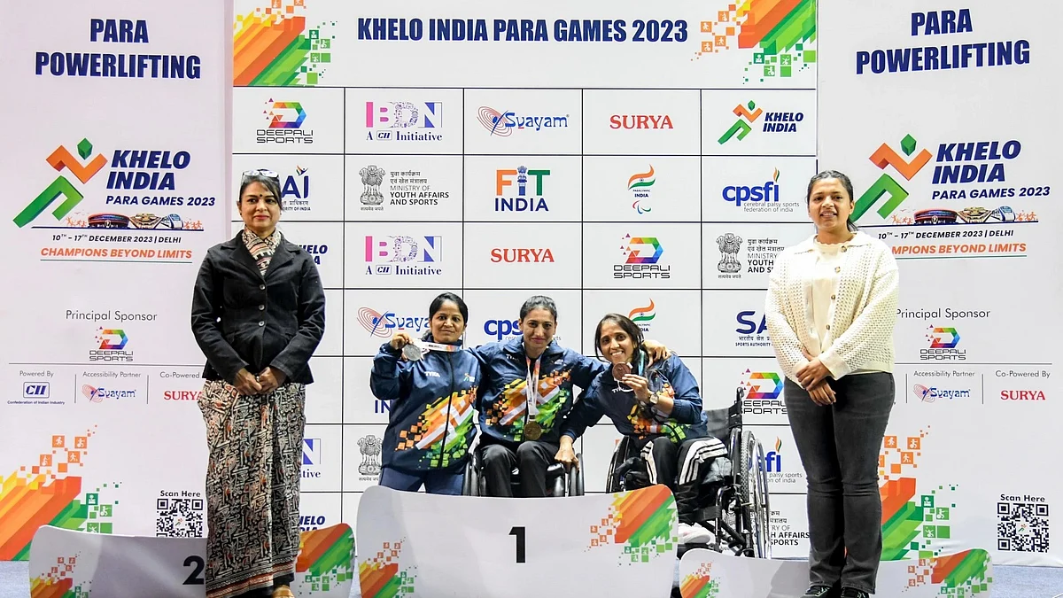 Sift Kaur Samra (in white, on the right) was the star guest at the Khelo India award ceremony, shown here with the winners of the para powerlifting competition in Delhi on 8 December 2023 (photo: SAI)