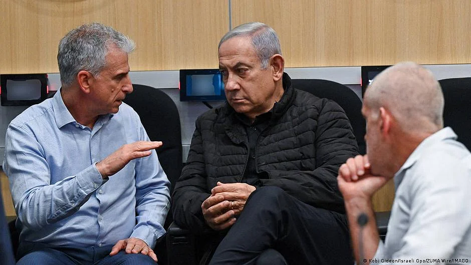 Israeli Prime Minister Benjamin Netanyahu (pictured middle) called his Mossad negotiation team back from Qatar. (photo: DW)