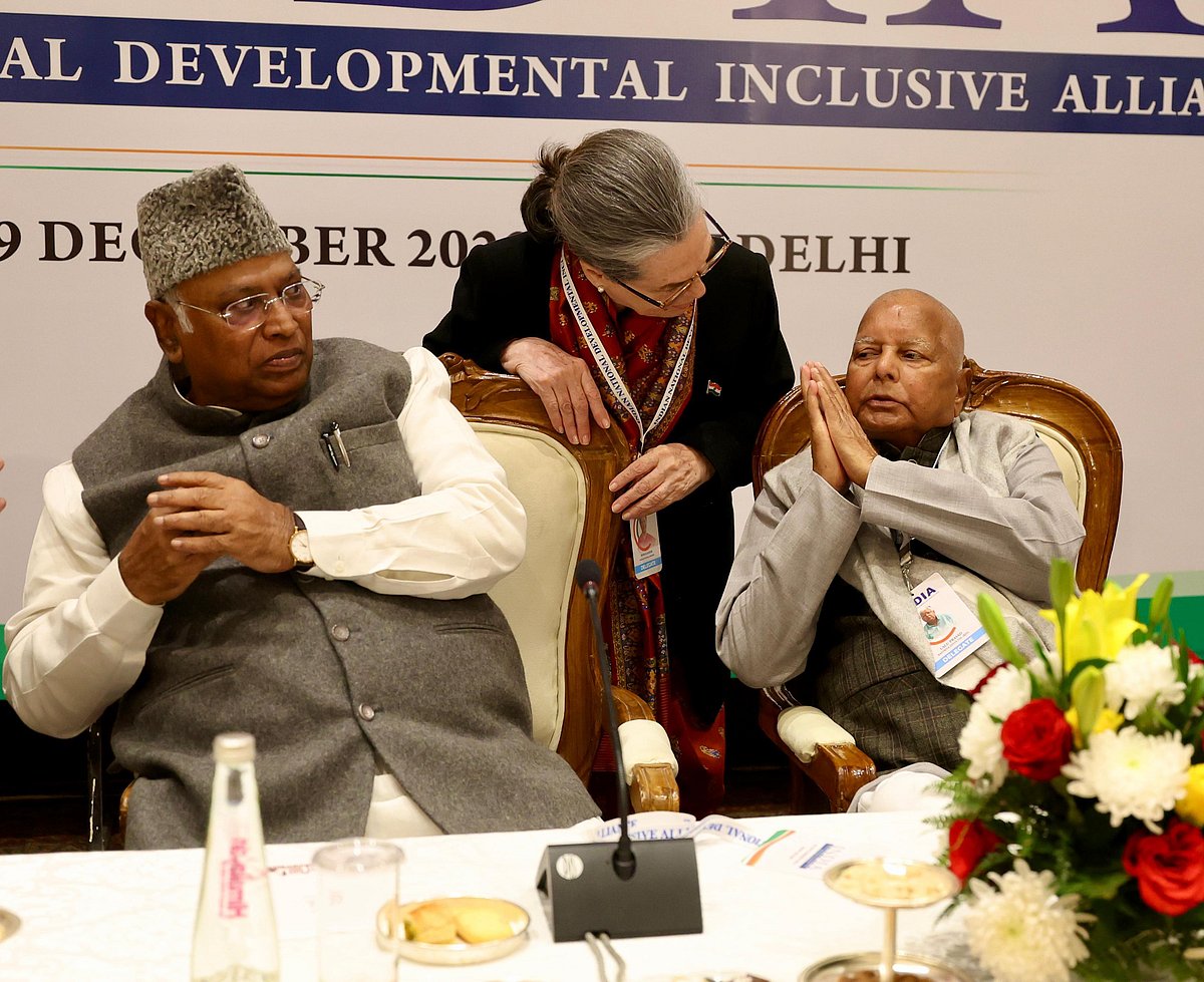 RJD chief Lalu Parasad Yadav (right), despite poor health, attended the meeting and is seen here with Congress leaders Sonia Gandhi and Mallikarjun Kharge (photo courtesy INC)