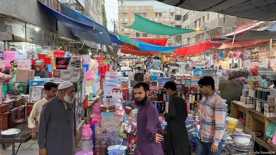 A market in Karachi, the financial hub. Pakistan's inflation rose to a record 31.4% in September, and many people are struggling to make ends meet (photo: Rafat Saeed/DW)