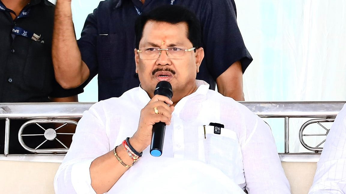 Congress seeks special session of Maha legislature to address rain crisis
