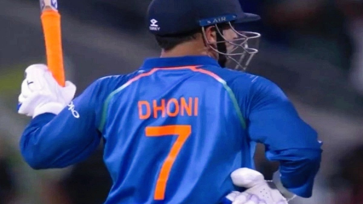 MS Dhoni with his jersey no. 7 (photo: @msdfansofficial/X)