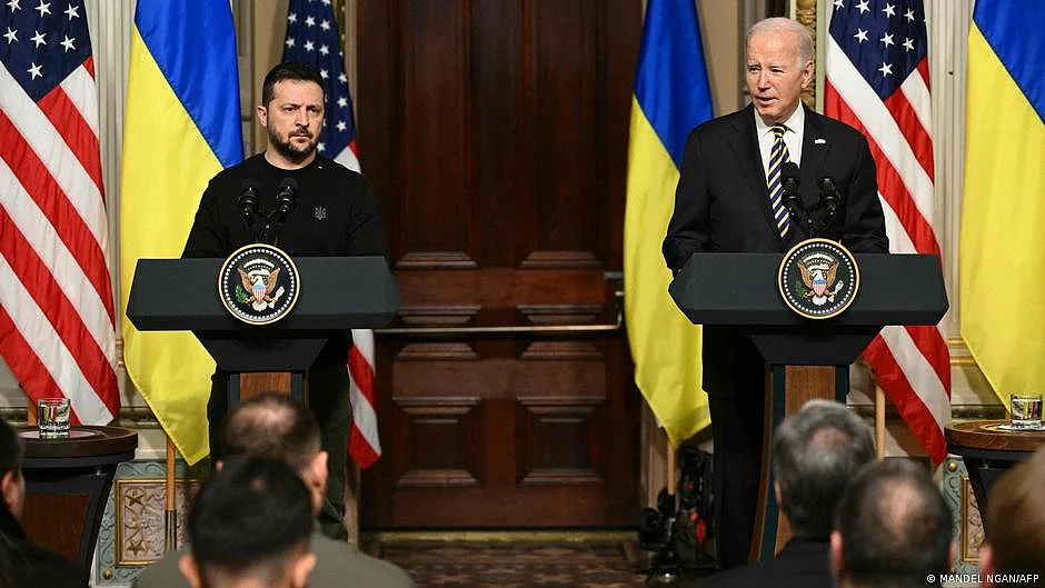 US President Joe Biden and Ukrainian President Volodmyr Zelenskyy vowed to stick together despite opposition to Ukraine aid from US Republicans. (photo: DW)