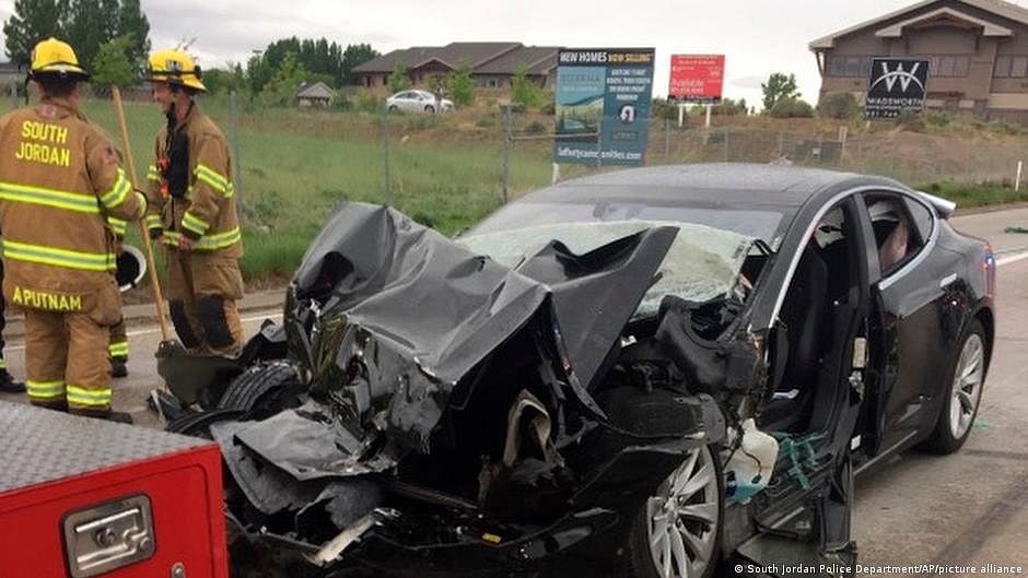 Experts say the software update fails to address the real problem, the inability of Teslas to recognise and avoid objects when in autopilot mode. (photo: DW)