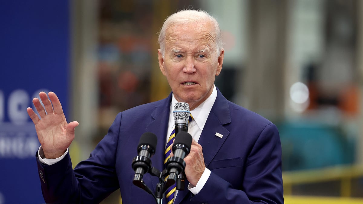 The President's exit was interrupted by the collision, prompting agents to swiftly respond and apprehend the driver of the involved car (photo:  Scott Olson/Getty Images)