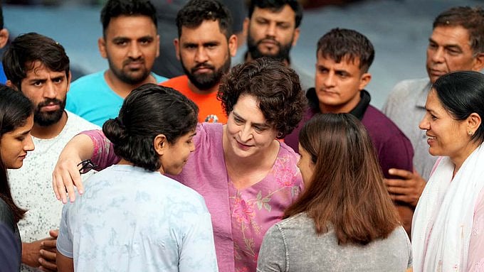 Priyanka Gandhi meets wrestler Sakshi Malik, assures of support for fight in justice