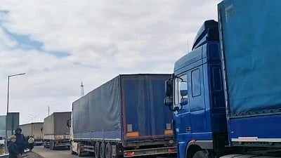 Poland plans to request the European Commission to reintroduce restrictions on Ukrainian trucks at its borders due to a month-long protest by Polish drivers. (photo: IANS)